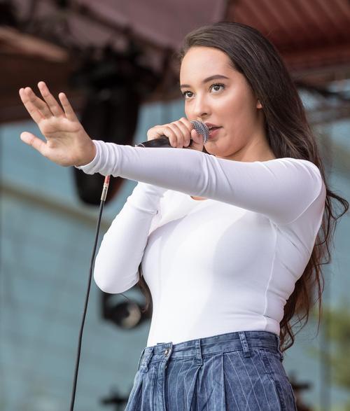 开云-莎拉波娃重返赛场，比赛规则变更首场状态出色，巴塞罗那观众沸腾！的简单介绍